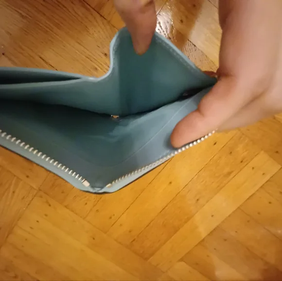 COACH MEDIUM ZIP AROUND WALLET - Picture 6 of 10